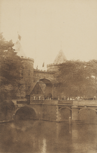 606554 Gezicht op de gereconstrueerde Tolsteegpoort bij de Tolsteegbrug te Utrecht, als onderdeel van de festiviteiten ...